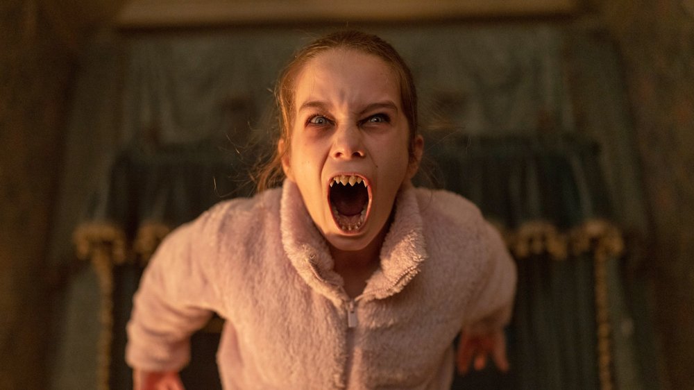JovenesIncultos's tweet photo. Abigail (2024)  no es la mejor película de terror de este 2024, pero si una de las mas entretenidas para ver.  Este solo en casa versión vampirica con muchas referencias de night of the demons consigue que pases un buen rato y va de menos a mas , hasta el punto que los últimos 30 minutos son pura adrenalina. Tenemos gore , tenemos risas y tenemos una niña que no chirría como suele pasar con niños en muchas películas de terror. Gran película para disfrutar y el punto cumbre es una escena con el blood and tears de danzig que nos volvio locos. Un 7,5 en puntuación inculta 🦇🎥