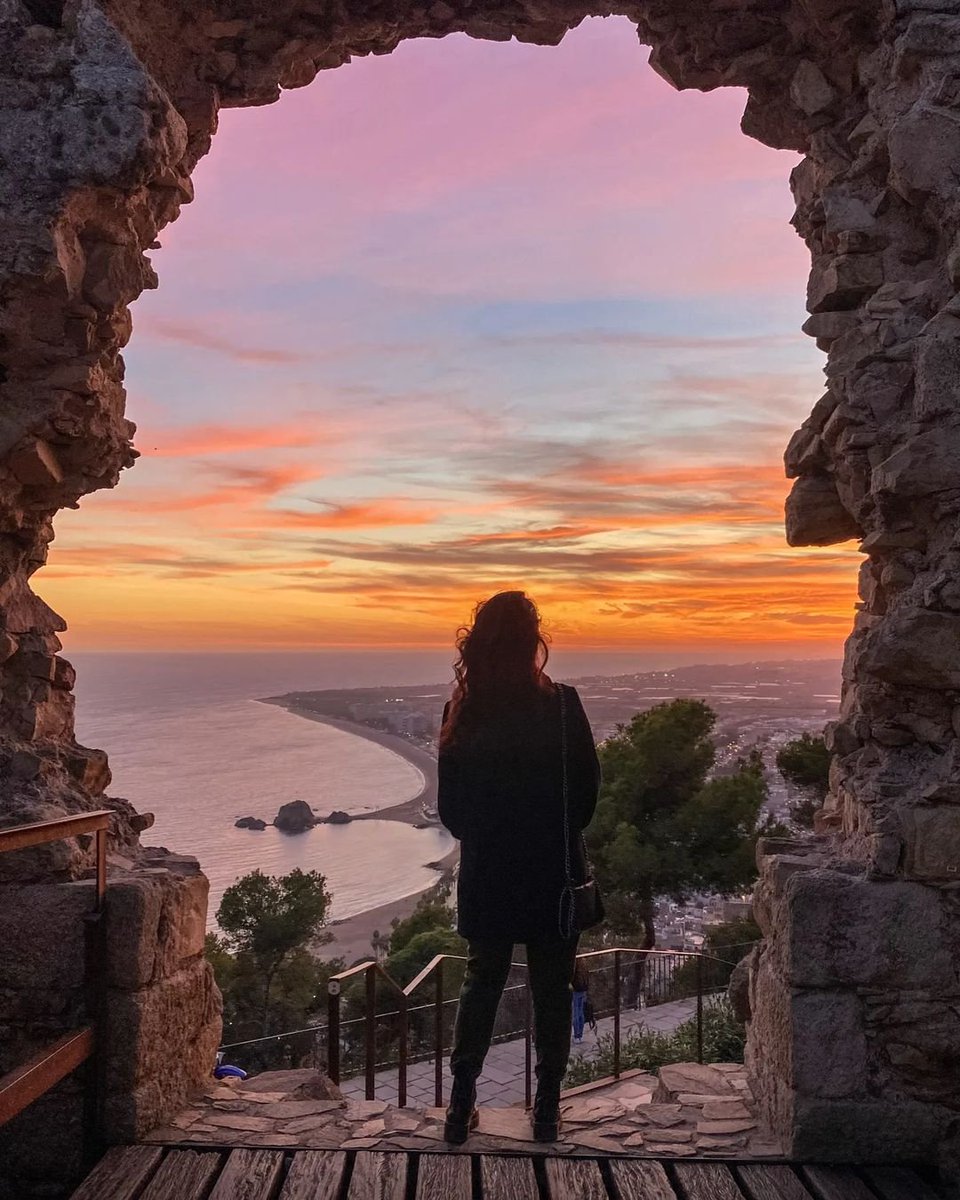 Atura't i acomiada el dia des del castell de Sant Joan! 🧡✨ ¡Detente y despide el día desde el castillo de Sant Joan! 🧡✨ 📸 IG pomagiulia & francescocitterio #blanes #blanesarrandemar #arrandemar #blanescostabrava #blanesturisme