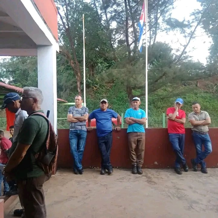 NoelsyLuis's tweet photo. Matutino UEB mantenimiento #ESUNI,intercambio sobre temas productivos y de actualidad nacional e internacional y se convoca a la participación activa en la plenaria por el 1ro de mayo. Se reconoce al colectivo por su condición de Destacado Nacional.
#PorCubaJuntosCreamos. https://t.co/1kE5SUqXyJ