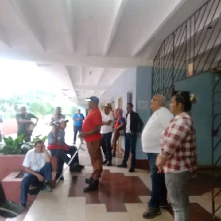 NoelsyLuis's tweet photo. Matutino UEB mantenimiento #ESUNI,intercambio sobre temas productivos y de actualidad nacional e internacional y se convoca a la participación activa en la plenaria por el 1ro de mayo. Se reconoce al colectivo por su condición de Destacado Nacional.
#PorCubaJuntosCreamos. https://t.co/1kE5SUqXyJ