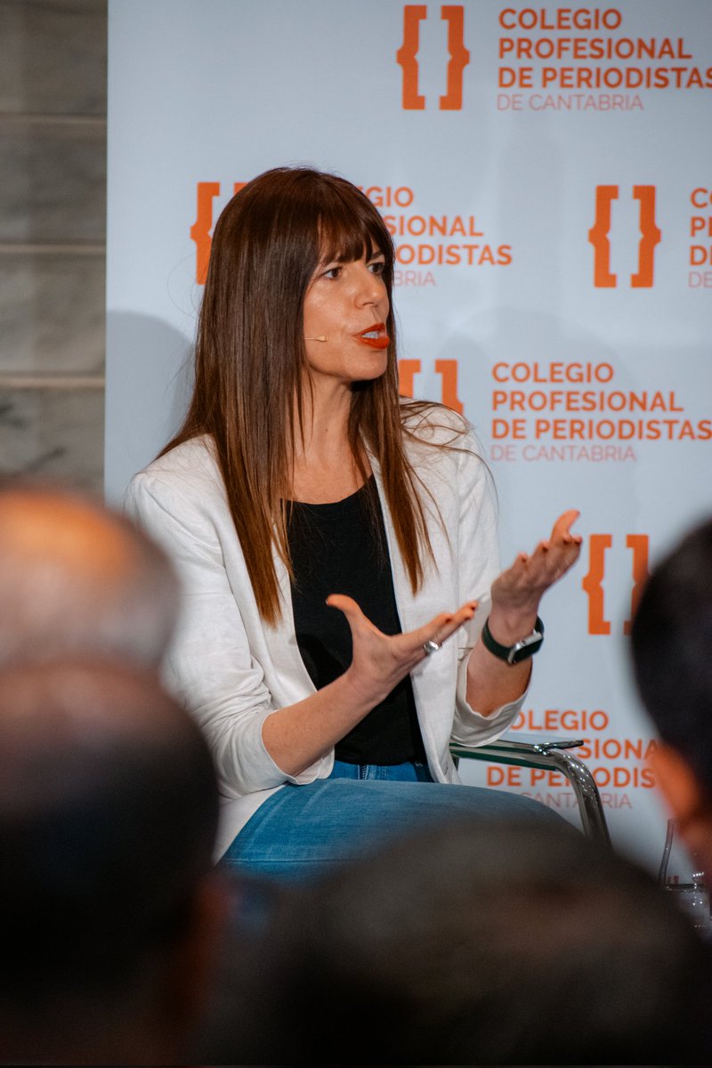 Periodistascant's tweet photo. Lección de periodismo y de vida con @mavidonate, corresponsal de @rtve en París, en el #ForodePeriodismo del Colegio de Periodistas de Cantabria. https://t.co/D4ULKH9OKn