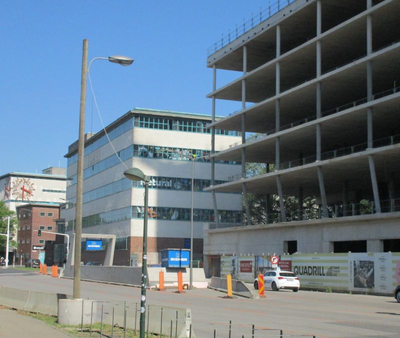 Der #Quadrilltower verschandelt eine der wenigen Architekturikonen der Stadt #Linz  - Die Tabakfabrik von Peter Behrens und Alexander Popp scheint nur wenig Wertschätzung bei der Stadtplanung in Linz zu genießen. Fast vulgär, wie der Tower der Tabakfabrik nahe rückt.