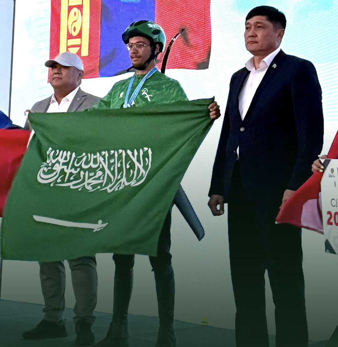 نبارك هذا الإنجاز لقادتنا أولاً ثم لوطننا الغالي ولكم الاتحاد السعودي للفروسية ولجميع المهتمين.
كانت منافسة شرسة تهيأت فيه ظروف الأرض والخيل والجمهور للمنافسين ولكن -بحمد الله- تغلب فرساننا على الظروف وكان أداؤهم مشرفاً في جميع الأشواط وأصبح للفوز طعم آخر 🥇

🏆🇸🇦🏆