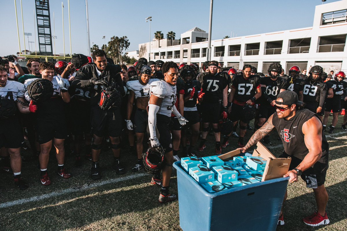 AztecFB's tweet photo. .@DominicOliver24 hooked us up! 🎧

In partnership with @JLabAudio, Dom provided the whole team with brand new JLab headphones following yesterday’s practice.

Thank you Dom and JLab! https://t.co/kxtCzUihPu