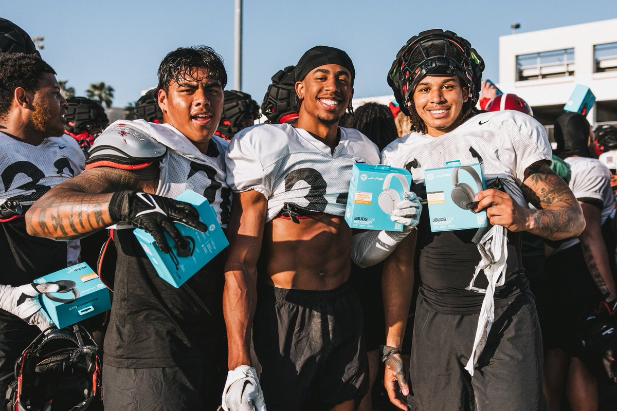 AztecFB's tweet photo. .@DominicOliver24 hooked us up! 🎧

In partnership with @JLabAudio, Dom provided the whole team with brand new JLab headphones following yesterday’s practice.

Thank you Dom and JLab! https://t.co/kxtCzUihPu