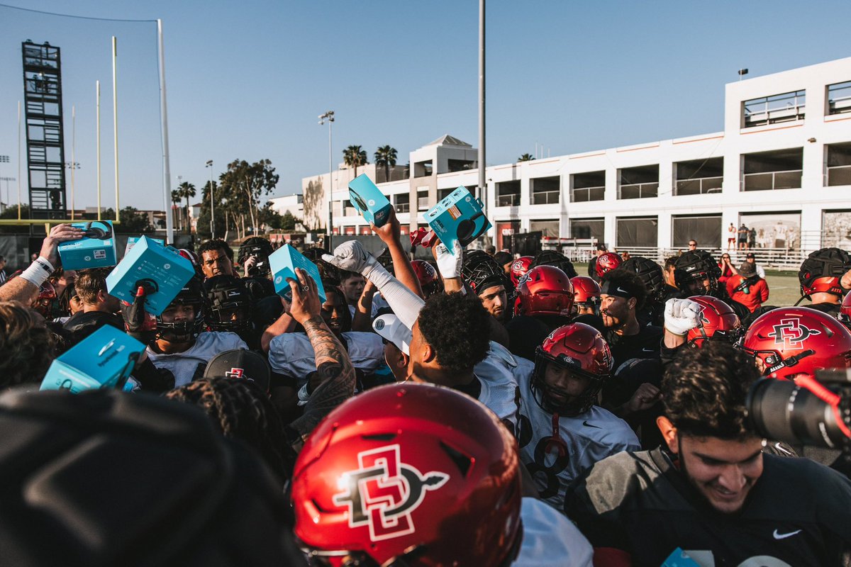 AztecFB's tweet photo. .@DominicOliver24 hooked us up! 🎧

In partnership with @JLabAudio, Dom provided the whole team with brand new JLab headphones following yesterday’s practice.

Thank you Dom and JLab! https://t.co/kxtCzUihPu
