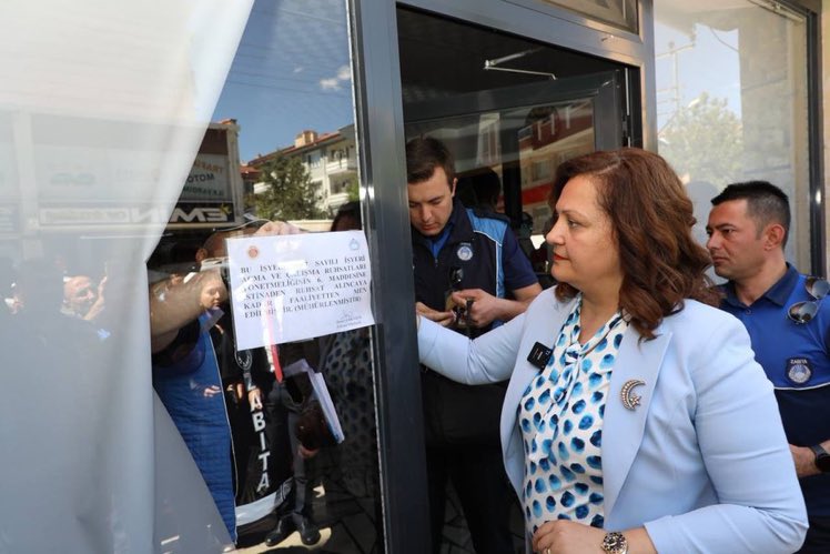 Çalışmaya hızlı başlamış başkan.. CHP'li Afyon Belediyesi, yabancılara ait ruhsatsız dükkanları mühürledi👏