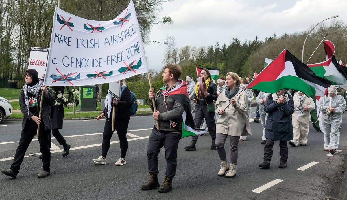 RiochtNaSaor's tweet photo. ⁦@PANAIreland⁩ — photo from Sunday’s protest at Shannon #yanksoutofshannon #genocideatshannon #keepirelandneutral #genocidejoe #respectirishneutrality #respectirishsovereignty #rightofreturn #stopthegenocide https://t.co/6NeHjDJuIf
