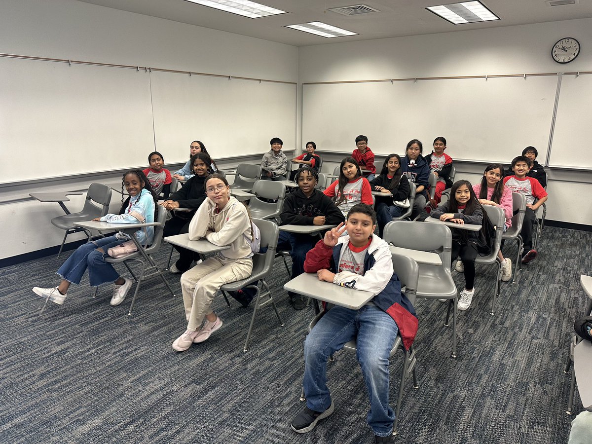burbankabc's tweet photo. Student Council had a higher learning experience touring CSULB yesterday! Instilling college goals at the elementary level. 😊#gobeach @burbankabc https://t.co/kjLnUIpkkQ