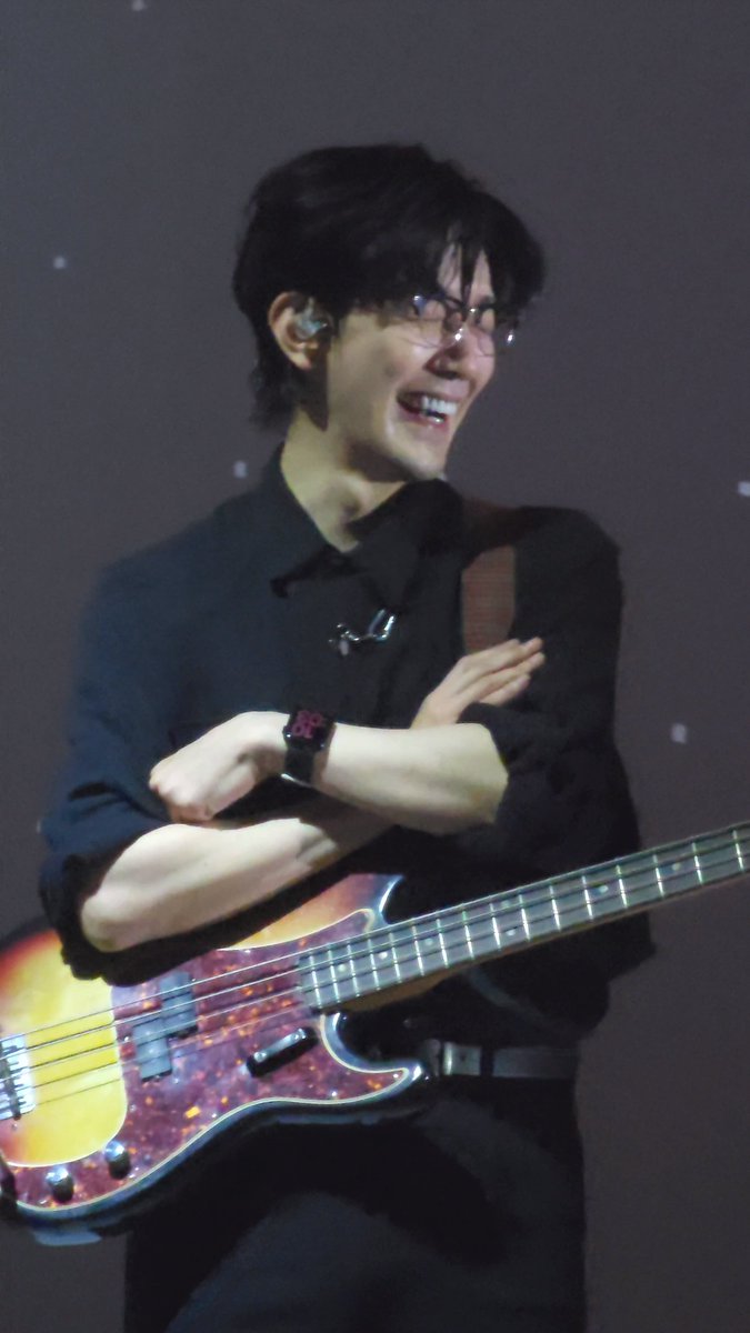 웃을 때 찡긋 되는 눈 + 시원하게 벌어지는 입매가 느무 좋음,,,