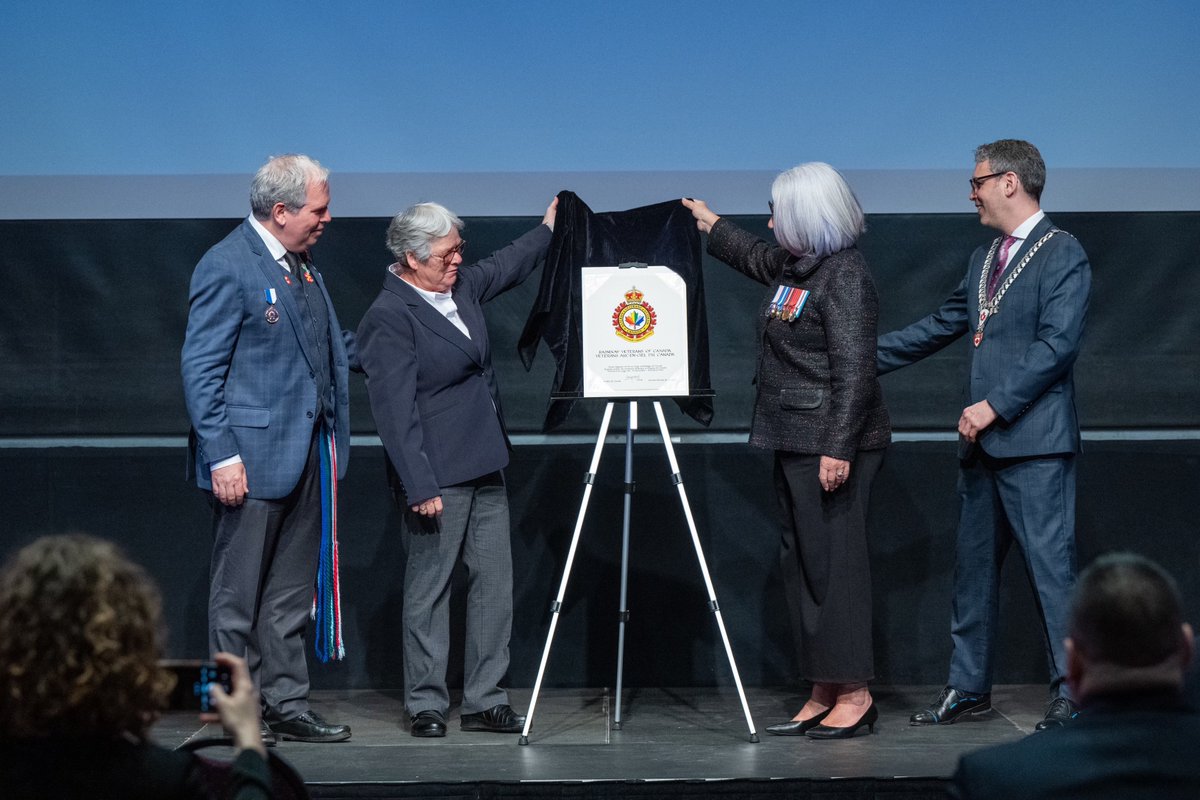 GGCanada's tweet image. As head of the Canadian Heraldic Authority and #CommanderInChief of Canada, #GGSimon was honoured to unveil the heraldic badge granted to the @CanadaRainbow. 

The badge recognizes its service to and support for the 2SLGBTQI+ veteran community.