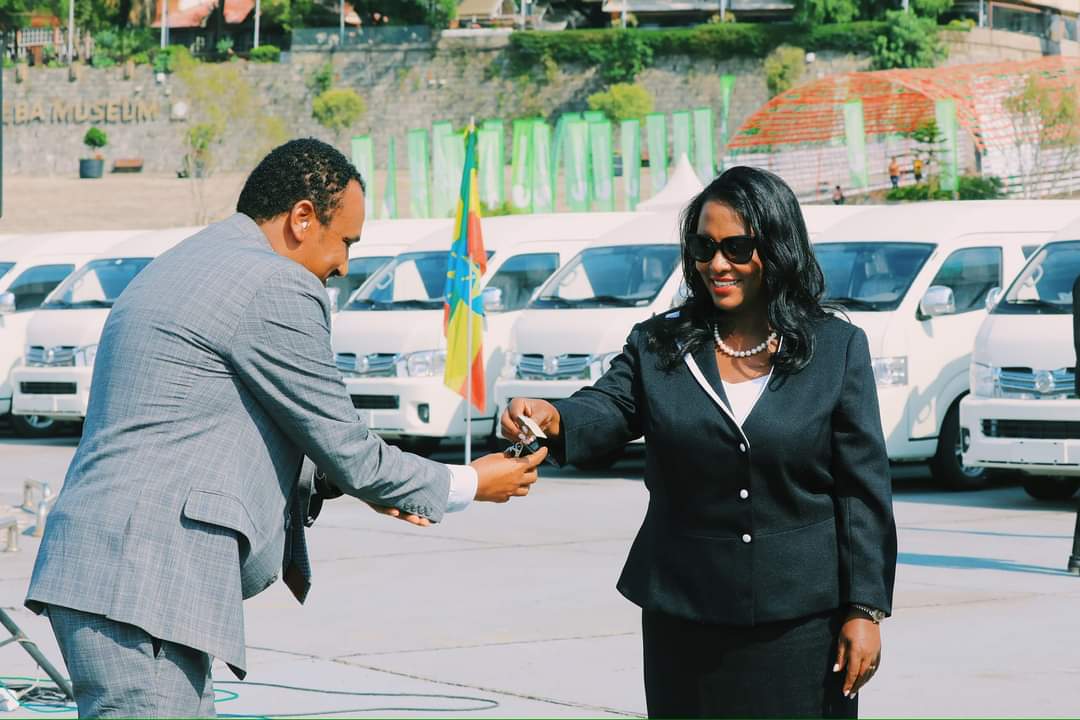 AdanechAbiebie's tweet photo. "ብክለት ይብቃ ውበት ይንቃ" በሚል መሪ ቃል በከተማችን የብክለት መከላከል ንቅናቄ ባስጀመርንበት እለት ከ150 በላይ በኤክትሪክ የሚሰሩ በሃገራችን የተመረቱ ሚኒባስ መኪናዎችን ከማዕከል እስከ ወረዳ ለሚገኙ ተቋማት አስተላልፈናል::
በከተማችን ዘመኑ የሚጠይቀውን ቀልጣፋ እና ጥራት ያለው አገልግሎት ለመስጠት ከማዕከል እስከ ወረዳ የሚገኙ ተቋሞቻችንን በቴክኖሎጂ እና የተለያዩ አቅርቦቶችን በማሟላት እንዲሁም በማብቃት ላይ እንገኛለን::
በአንድ በኩል መሰረተ ልማት እየዘረጋን በሌላ በኩል የአየር ብክለትን እና ሙቀትን ለመቀነስ ከፍተኛ አስተዋፅኦ ያላቸው ቴክኖሎጂዎችን ተግባራዊ በማድረግ አገልግሎትን እያሳለጥን ለመኖር ምቹ የሆነች ከተማ የመገንባት ስራችንን አጠናክረን እንቀጥላለን::
ፈጣሪ ኢትዮጵያን እና ህዝቦቿን ይባርክ!