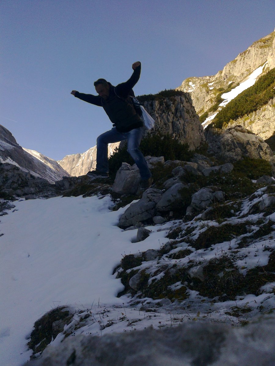 Ich wünsche Allen einen schönen Abend & einen guten Start ins Wochenende. Bleibt weiter gesund, freundlich & (er)lebensfroh. Bild: Der Mensch kann (doch) fliegen.😂 Es lag noch Schnee auf dem Weg hoch auf den Hochschwab. Dadurch kam ich nicht ganz hoch, hatte aber doch Spass.