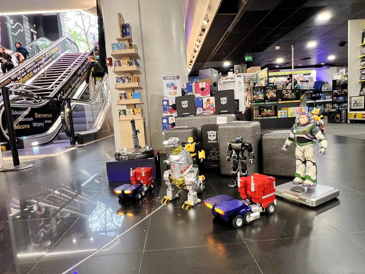 🤖🚀 Robosen robots have landed at FNAC Champs-Élysées in Paris ! Explore the full collection and dive into the future of technology. Don’t miss out! #Robosen #FNAC #Paris #Robotics #transfomers #buzzlightyear