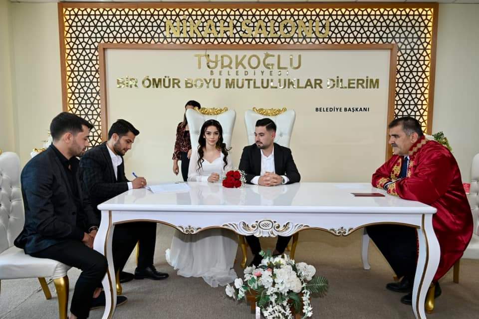 ''Mutlu bir evlilik, insanın bu dünyadaki cennetidir.''

Belediye Başkanımız Mehmet KARACA, Çomruk ve Kavak ailelerin kıymetli evlatları Ümmühani &amp; Sefa çiftinin nikah akdini, Türkoğlu Esnaf ve Sanatkarlar Odası Başkanı Orhan ÇOMRUK' un şahitliği ile birlikte gerçekleştirerek iki