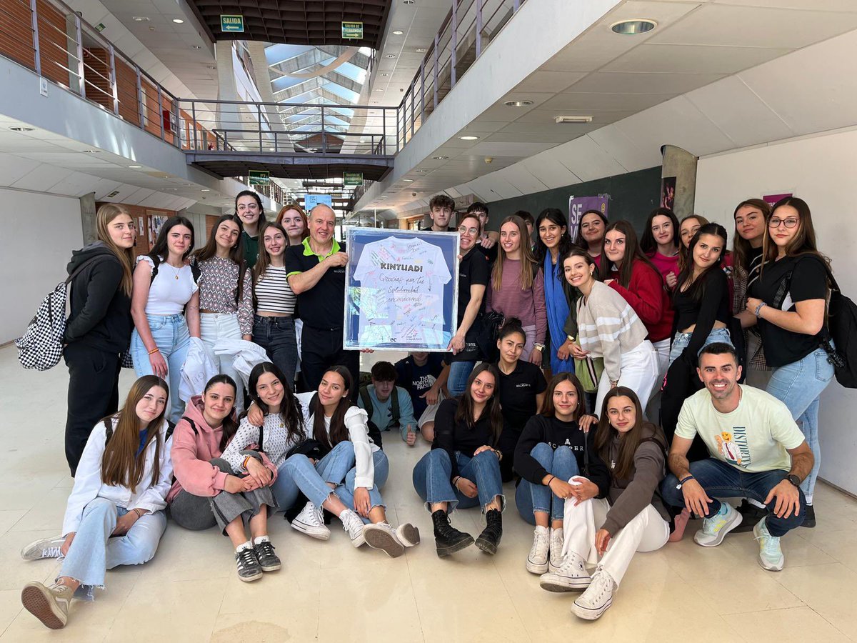 fecsfc's tweet photo. Hoy Kintuadi ha entregado un detalle que ha tenido el colegio con la Cafetería Bellas Artes, por todos los años que lleva colaborando con nosotros en cualquier campaña solidaria, en especial donando café para más de 500 personas al menos dos veces al año. 
De corazón ❤️GRACIAS 🫶 https://t.co/lIhomX0z5O