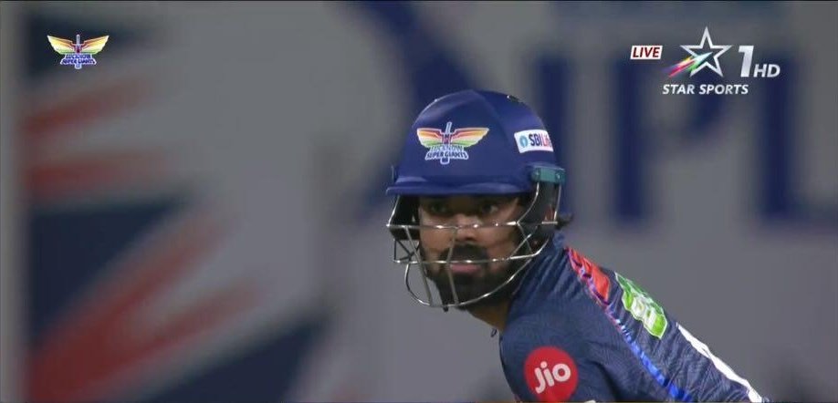 FIFTY BY KL RAHUL. 👌 A half century in 32 balls by the captain - he's going strong in the run chase.