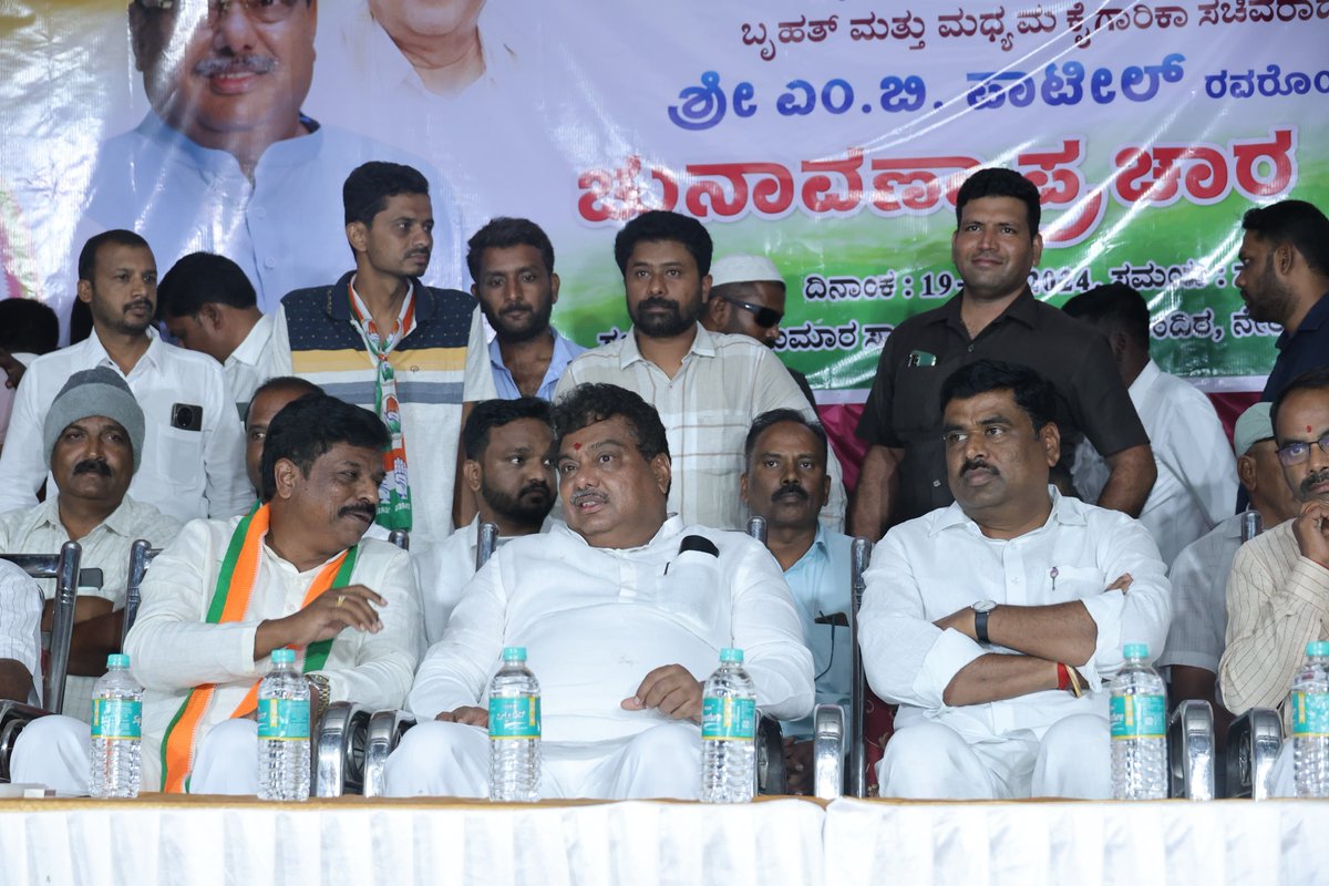 MBPatil's tweet photo. ಮಲನಾಡಿನ ಹೆಬ್ಬಾಗಿಲು ತರೀಕೆರೆಯಲ್ಲಿ ಕಾಂಗ್ರೆಸ್ ಕಹಳೆ
ಅಭ್ಯರ್ಥಿ  ಶ್ರೀ ಜಯಪ್ರಕಾಶ್ ಹೆಗ್ಗಡೆ ಪರ ಭರ್ಜರಿ ಪ್ರಚಾರ

ಲೋಕಸಭಾ ಚುನಾವಣೆ ಹಿನ್ನೆಲೆಯಲ್ಲಿ ಮಲೆನಾಡಿನ ಹೆಬ್ಬಾಗಿಲೆಂದೇ ಖ್ಯಾತವಾಗಿರುವ #ತರೀಕೆರೆ ಪಟ್ಟಣದಲ್ಲಿ ಇಂದು ಹಮ್ಮಿಕೊಂಡಿದ್ದ ಚುನಾವಣಾ ಪ್ರಚಾರ ಸಭೆಯಲ್ಲಿ ಪಾಲ್ಗೊಂಡು, ಉಡುಪಿ ಚಿಕ್ಕಮಗಳೂರು ಲೋಕಸಭಾ ಕ್ಷೇತ್ರದ ನಮ್ಮ ಪಕ್ಷದ ಅಭ್ಯರ್ಥಿ ಶ್ರೀ ಜಯಪ್ರಕಾಶ್ ಹೆಗ್ಡೆ ಅವರ ಪರವಾಗಿ ಮತ ಯಾಚಿಸಿದೆ.

ರಾಜ್ಯದಲ್ಲಿ ನುಡಿದಂತೆ ನಡೆದಿರುವ ಕಾಂಗ್ರೆಸ್ ಸರ್ಕಾರ, 5 #ಗ್ಯಾರಂಟಿ ಗಳನ್ನು ಈಡೇರಿಸಿ, ಜನಸಾಮಾನ್ಯರ ಬದುಕು ಉತ್ತಮಪಡಿಸುತ್ತಿದೆ. ಕೇಂದ್ರದಲ್ಲೂ ಅಧಿಕಾರಕ್ಕೆ ಬಂದರೆ ದೇಶದಲ್ಲಿ ಬದಲಾವಣೆಯ ಹೊಸ  ಪರ್ವ ಆರಂಭವಾಗಲಿದೆ. ಹೀಗಾಗಿ ಕಾಂಗ್ರೆಸ್ ಪಕ್ಷವನ್ನು ಬೆಂಬಲಿಸುವ ಮೂಲಕ ನಮ್ಮ ಅಭ್ಯರ್ಥಿಗೆ ಮತ ನೀಡಿ ಎಂದು ಕೋರಿದೆ. ಇದೇ ವೇಳೆ ಚುನಾವಣಾ ಬಾಂಡ್ ಗಳ ಮೂಲಕ ಮೋದಿ ಸರ್ಕಾರ ನಡೆಸಿರುವ ಸಾವಿರಾರು ಕೋಟಿ ಅಕ್ರಮಗಳ ಕುರಿತು ವಿವರವಾಗಿ ಪ್ರಸ್ತಾಪಿಸಿದೆ. 

ವೇದಿಕೆಯ ಮೇಲೆ  ಶಾಸಕರಾದ ಶ್ರೀ ಶ್ರೀನಿವಾಸ್, ಜಿಲ್ಲಾ ಕಾಂಗ್ರೆಸ್ ಅಧ್ಯಕ್ಷರಾದ ಡಾ. ಅಂಶುಮಂಥ, ಬ್ಲಾಕ್ ಕಾಂಗ್ರೆಸ್ ಅಧ್ಯಕ್ಷರು, ಹಾಗೂ ಇತರೆ ಮುಖಂಡರು ಹಾಜರಿದ್ದರು. 

ಸಾರ್ವಜನಿಕರ ಸ್ಪಂದನೆ ಉತ್ತಮವಾಗಿದ್ದು, ಈ ಬಾರಿ ಉಡುಪಿ-ಚಿಕ್ಕಮಗಳೂರಿನಲ್ಲಿ ಕಾಂಗ್ರೆಸ್ ದಿಗ್ವಿಜಯ ಸಾಧಿಸಲಿದೆ!