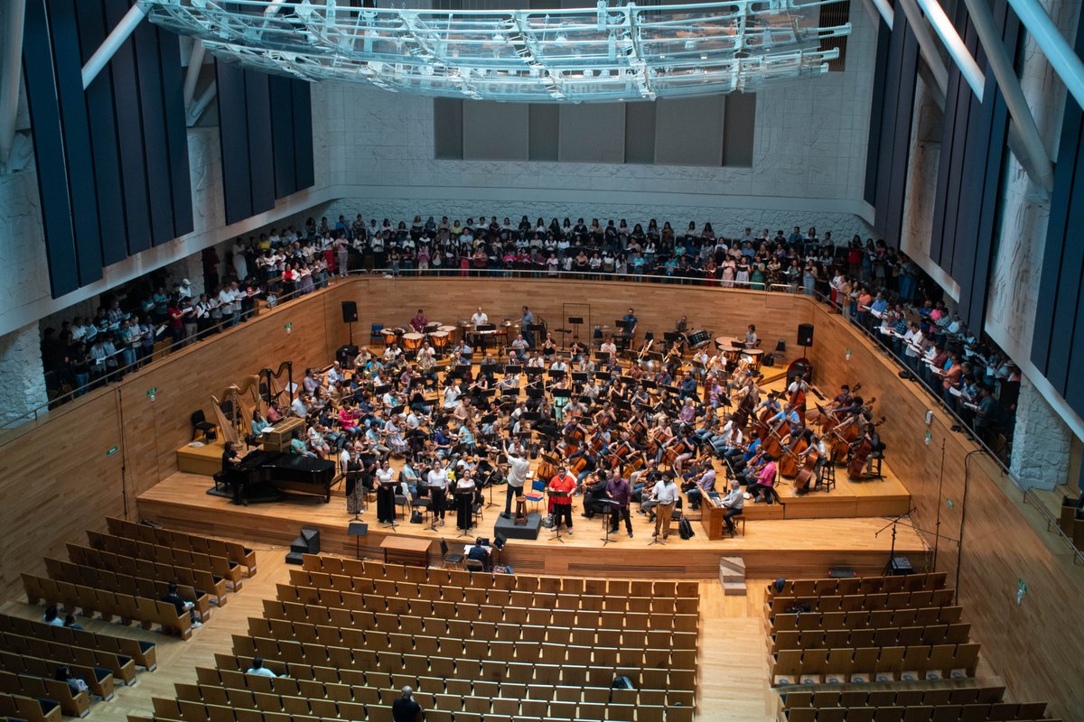 ¡ES HOY, ES HOY! Tras 23 años de espera, y con más de 350 artistas en escena, la 🎼Sinfonía n.° 8🎼 de Gustav Mahler sonará por segunda vez en Xalapa y por primera vez desde Tlaqná Centro Cultural🎙️🎶 ¡Te esperamos a las 20:00 h para la Noche 1 de #MomentOSX!👏