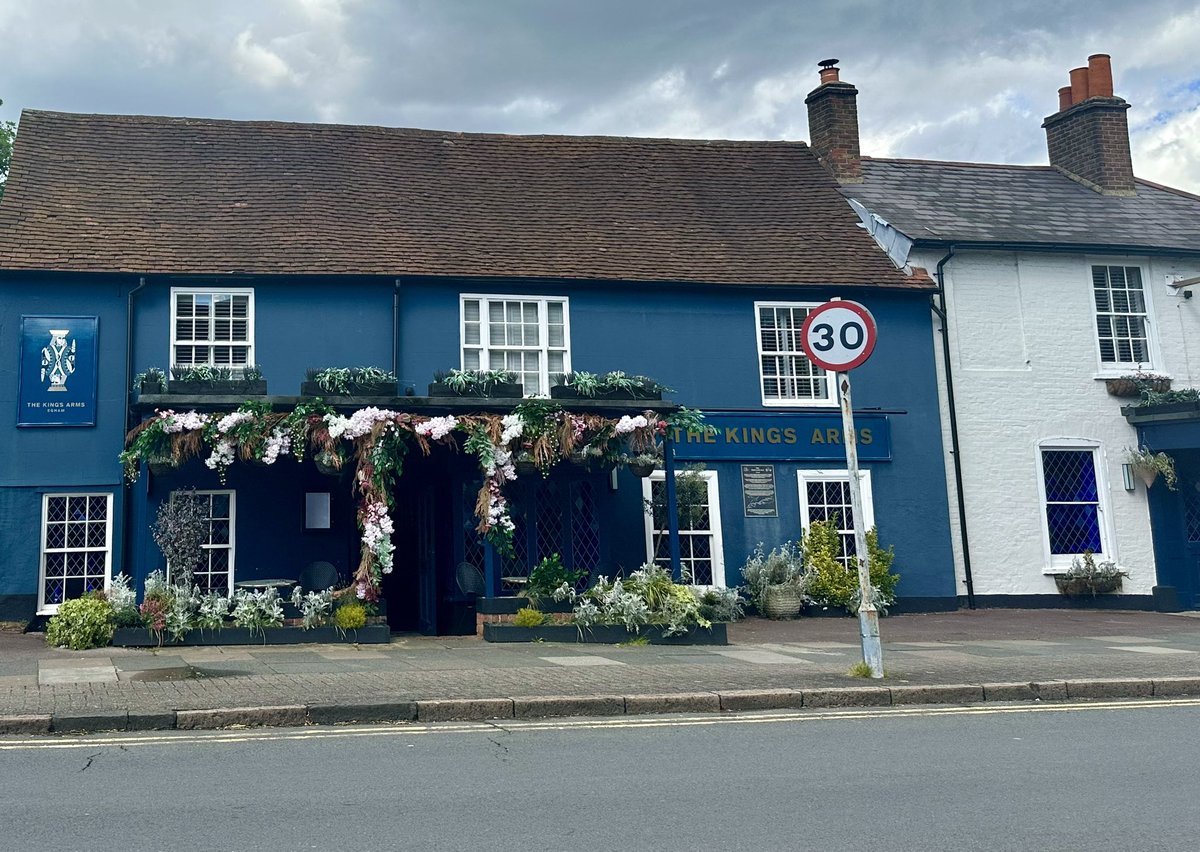 CabsEgham's tweet photo. Kings Arms, Egham, Surrey. 
#pub #friday https://t.co/fCUbNPVdIC