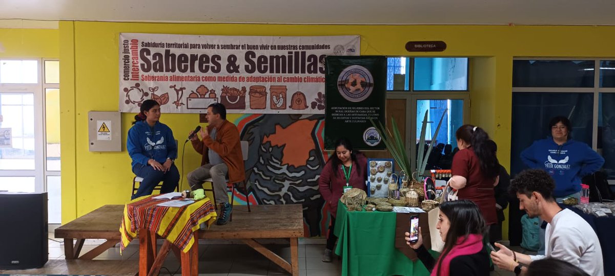 DidecoPM's tweet photo. El Liceo Piedra Azul #PuertoMontt a través de su Comité Ambiental efectuaron un "Intercambio de Saberes y Semillas" que estuvo dirigido a la comunidad del sector como a los estudiantes, permitiendo distintos aprendizajes en torno a la naturaleza, sustentabilidad, como reciclaje https://t.co/Nba4My8PZg