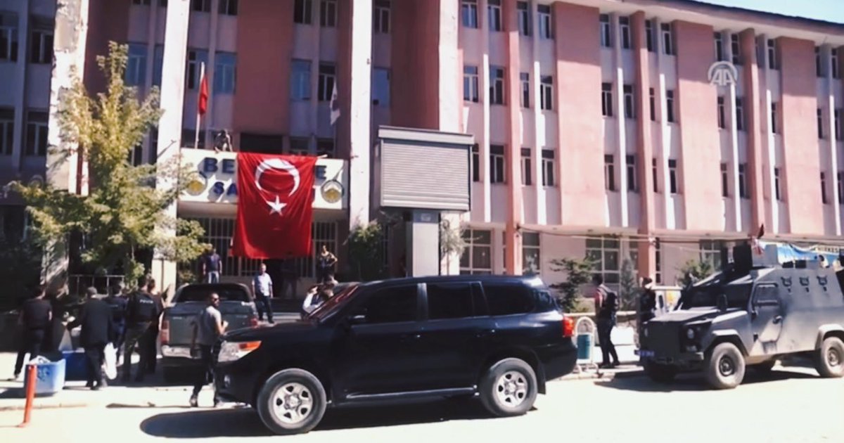Dem partili belediyeler Türk devletine adeta başkaldırıyor!

-Diyarbakır’da Türk bayrağı kaldırıldı
-Şırnak’da Resmi dil kaldırıldı
-Tunceli’de Şehrin adını değiştirildi
-Mardin’de İstiklal marşını reddedildi

Türkiye Cumhuriyeti devletinin tokatını yiyeceksiniz, sabredin!