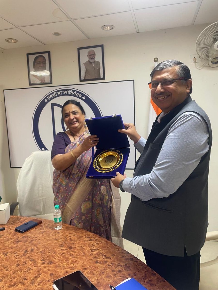 Signing of landmark MoU with ⁦@JNU_official_50⁩ by Prof Santishree Dhulipudi Pandit, Vice-Chancellor, JNU and Prof Nagesh Kumar ⁦@nageshkum⁩, Director ⁦@ISID_India⁩ for academic collaboration incl new ISID PhD programme focused on industrial transformation..