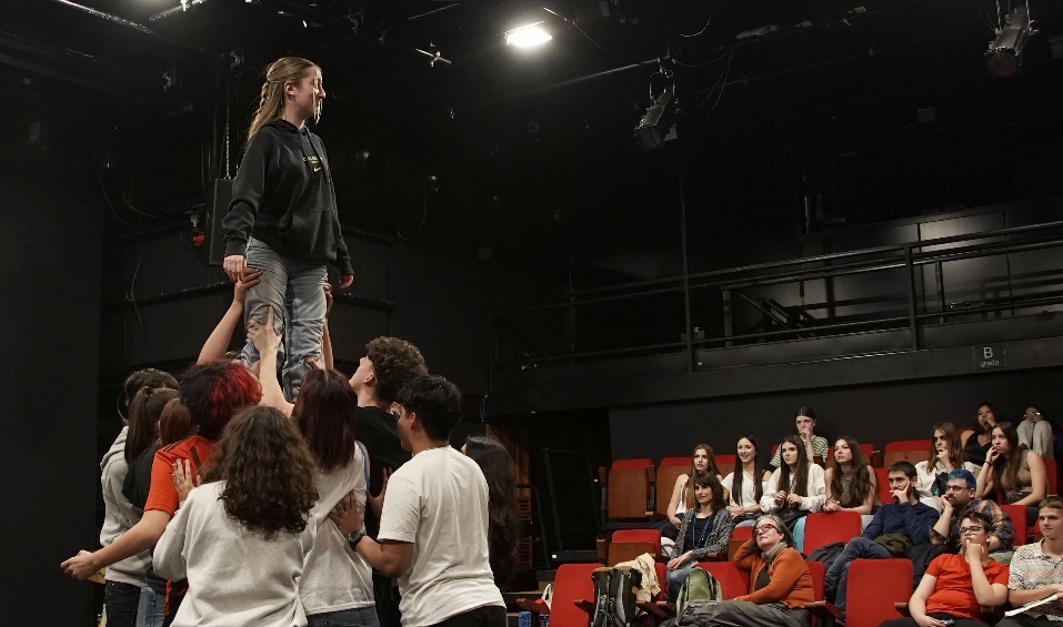 📅 #EscenaPilot finalitzarà el 29 i 30 de maig al @teatrelliure.

🎭 L'alumnat presentarà 'Pànic Escènic', un espectacle que ha creat amb la companyia @joseysush.