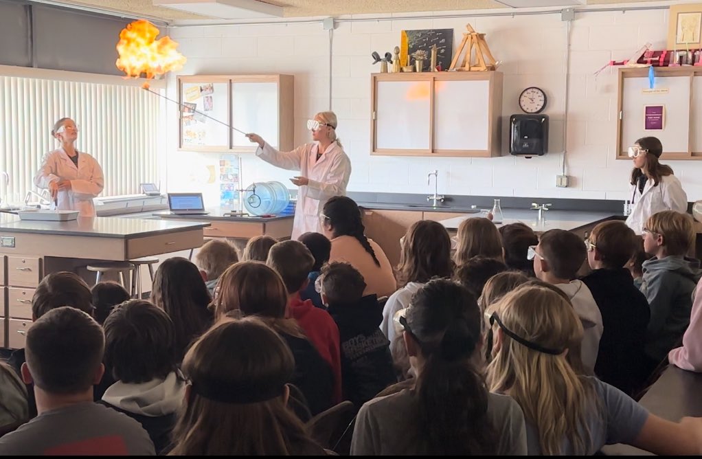 Kudos to the @OGIndians Advanced Chemistry students for putting on an amazing science demo show for 5th graders!🔬🌟 Inspiring the next generation of scientists one experiment at a time. #STEM #ScienceEducation