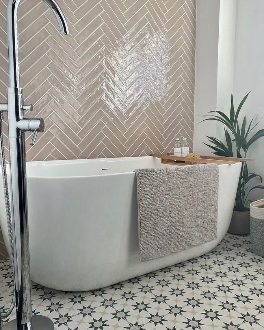 It's Friday, the bath is calling ☎ 🏡 IG olive.andfighomeinteriors 🔎 Finsbury 1700mm Freestanding Bath Shop here: bathroommountain.co.uk/finsbury-v2-17… #bathroomdesign #bathroominspo #interior
