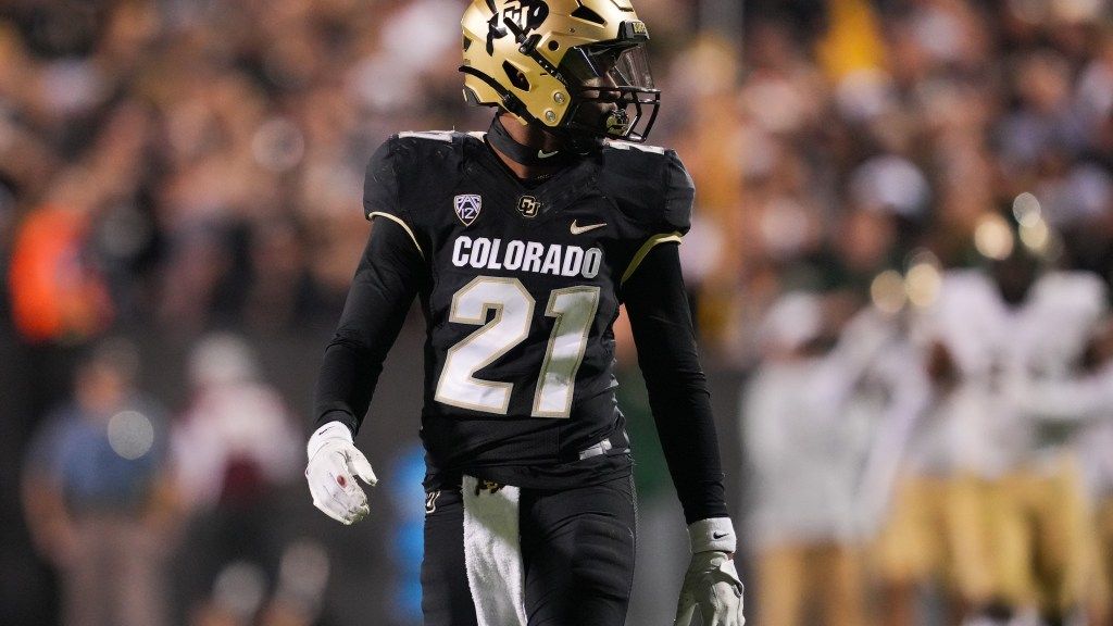 Shilo Sanders' new age recruiting approach ignites strange controversy coloradobuffaloeswire.usatoday.com/lists/shilo-sa…