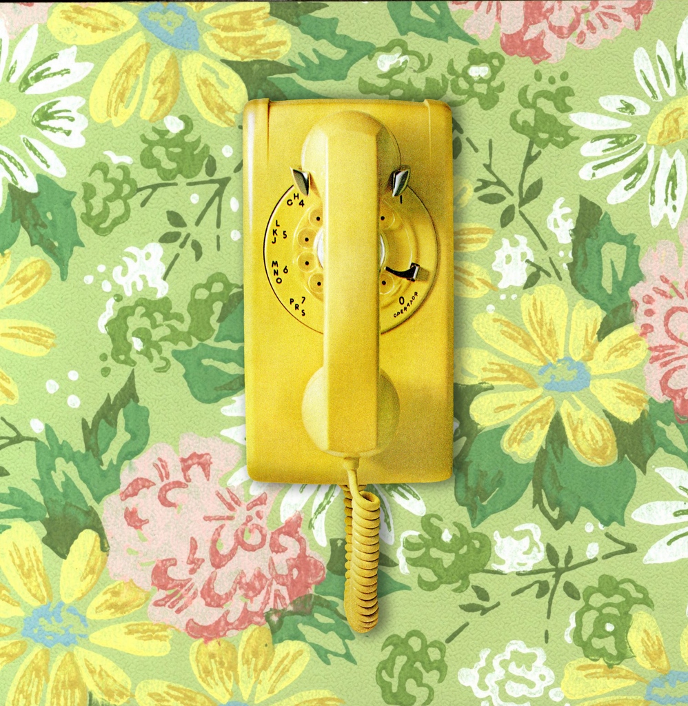 click_americana's tweet image. Wallpaper and phones had one thing in common in the 50s, 60s and 70s — patterns and colors that could light up any room. Did (or does!) your house rock fun patterns like these? 

#vintagedecor #vintagedesign #vintagewallpaper #vintagephone #clickamericana