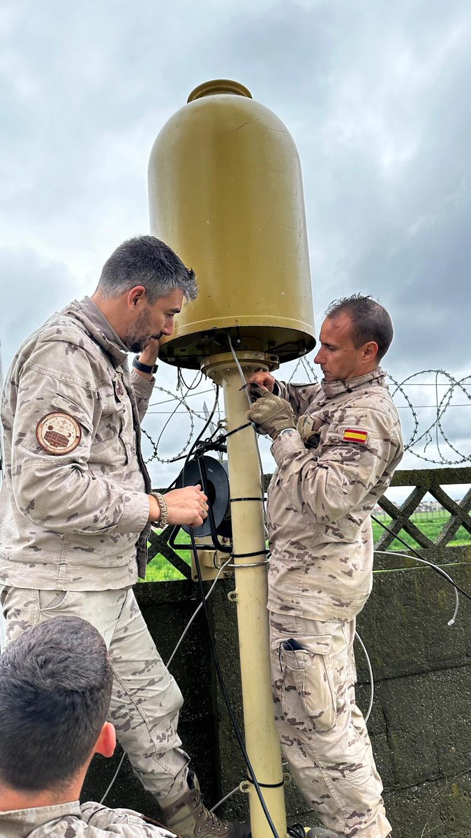 EMADmde's tweet photo. El personal del #SEADA realiza el mantenimiento de los medios técnicos desplegados en el Destacamento #TIGRU 🐯 en Rumanía . Garantizan la seguridad💪, clave para cumplir con su misión de vigilancia del espacio aéreo.@EjercitoAire #MOPS https://t.co/pmN9tztrq4