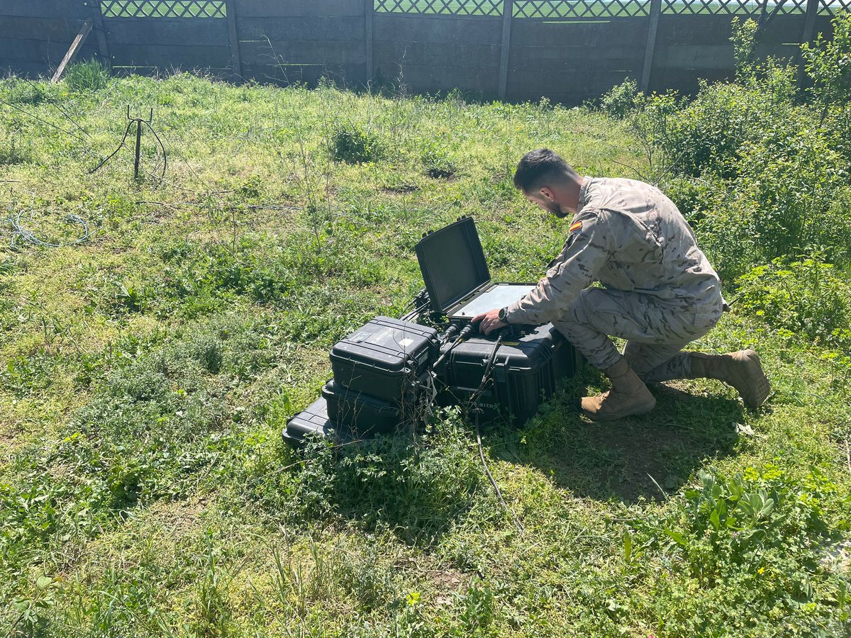 EMADmde's tweet photo. El personal del #SEADA realiza el mantenimiento de los medios técnicos desplegados en el Destacamento #TIGRU 🐯 en Rumanía . Garantizan la seguridad💪, clave para cumplir con su misión de vigilancia del espacio aéreo.@EjercitoAire #MOPS https://t.co/pmN9tztrq4