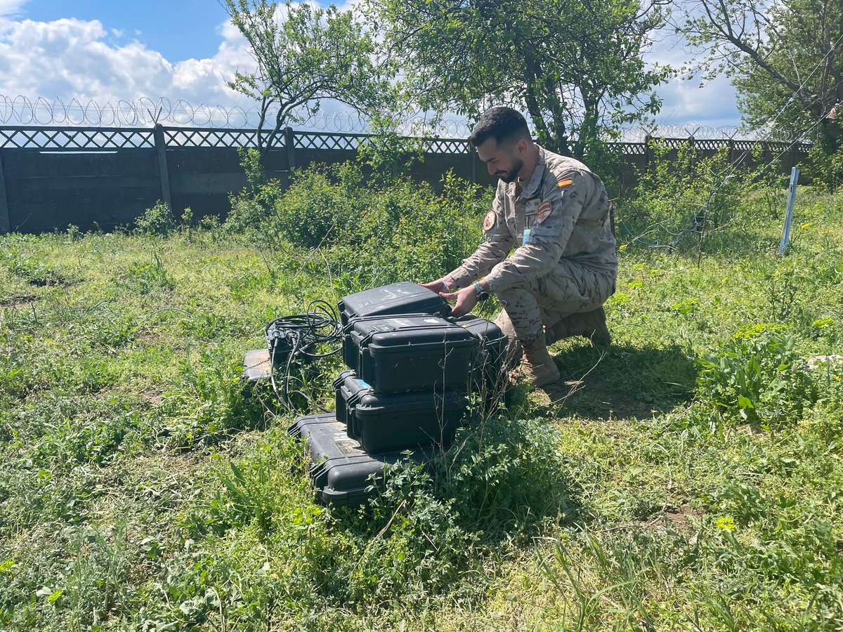 EMADmde's tweet photo. El personal del #SEADA realiza el mantenimiento de los medios técnicos desplegados en el Destacamento #TIGRU 🐯 en Rumanía . Garantizan la seguridad💪, clave para cumplir con su misión de vigilancia del espacio aéreo.@EjercitoAire #MOPS https://t.co/pmN9tztrq4
