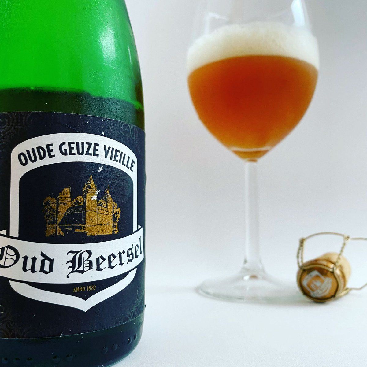 La Cerveza del Viernes: Oude Geuze Vieille by @OudBeersel Color anaranjado. Espuma blanca, generosa, de buena duración. Aroma fresco a flores y con notas de barrica o envejecimiento.