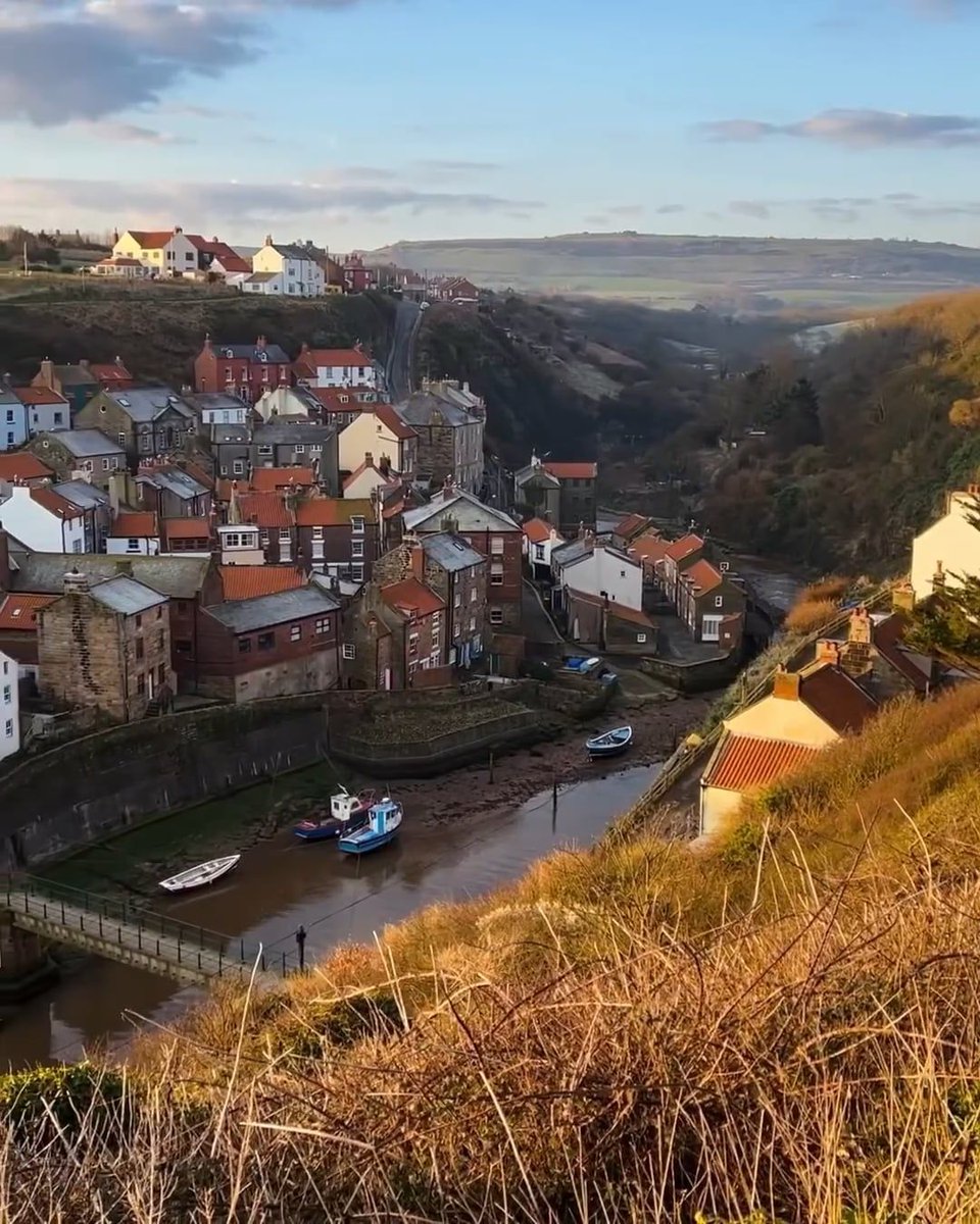 How's this for a perfect #FridayHideAway? Welcome to Staithes, a gorgeous bolthole of a seaside village that's a favourite with artists - we can totally see why! 📍 Staithes, North Yorkshire. 📷 @jpkay
