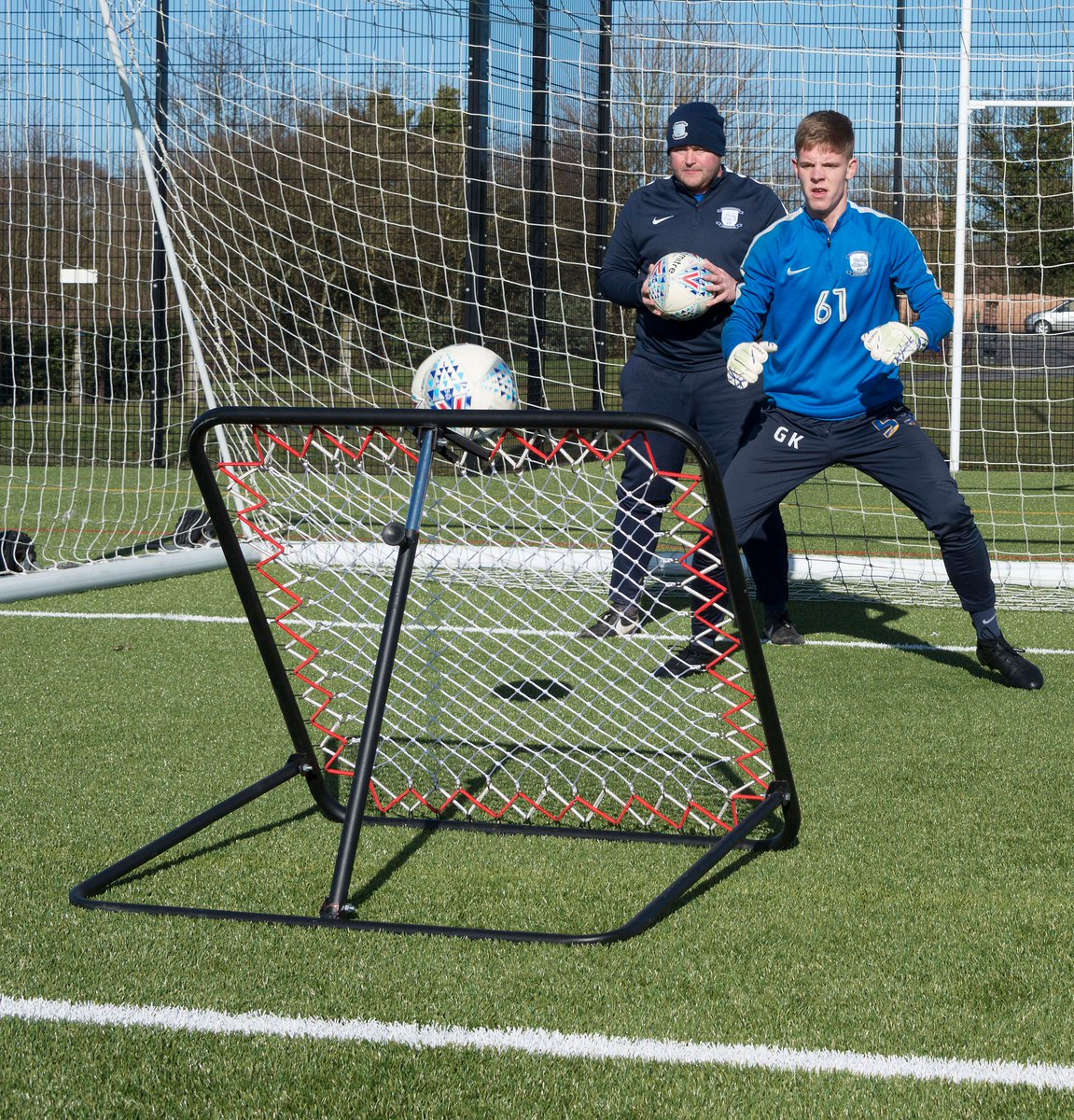 Play hard. Train harder 🔥 The Samba Pro Rebounder! Improve your shot, accuracy and the power of your strike. Buy online ➡️ buff.ly/49HkcgX #Samba #FootballTraining #Goalkeeper #FootballFamily #Football #Training #FootballTeam