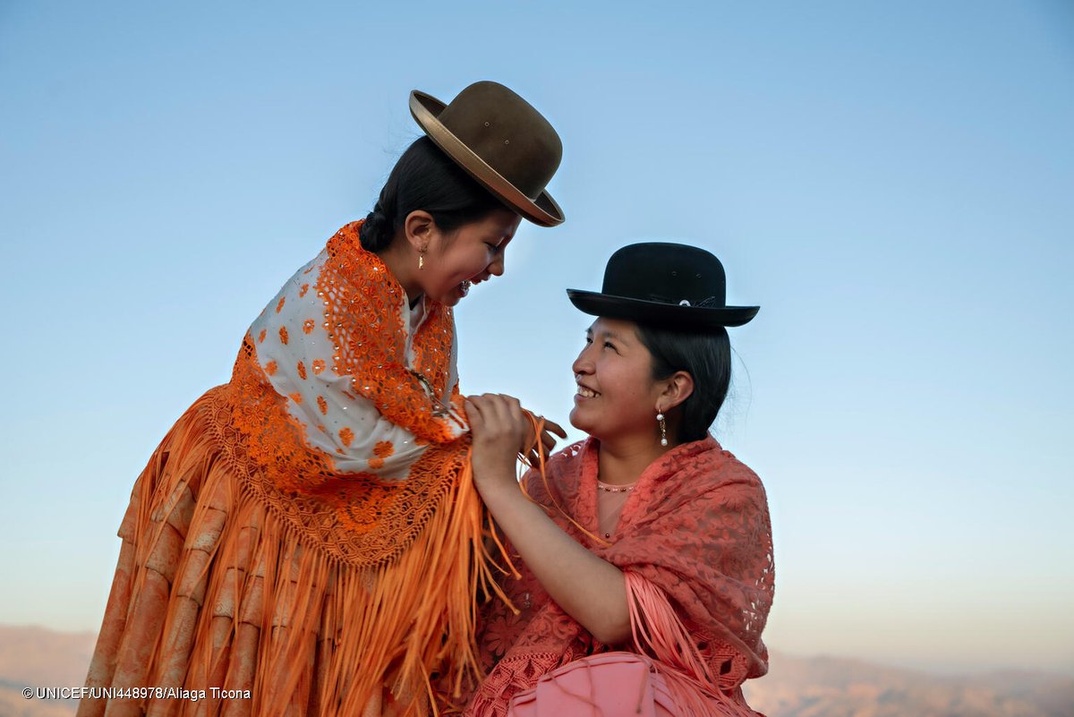 « En tant que mère, je fais tout mon possible pour être présente pour ma fille, que ce soit pour l'aider à faire ses devoirs ou pour passer du bon temps avec elle.  », Sandra, mère de Nathaly, 7 ans, en Bolivie. #PourChaqueEnfant, amour et protection.