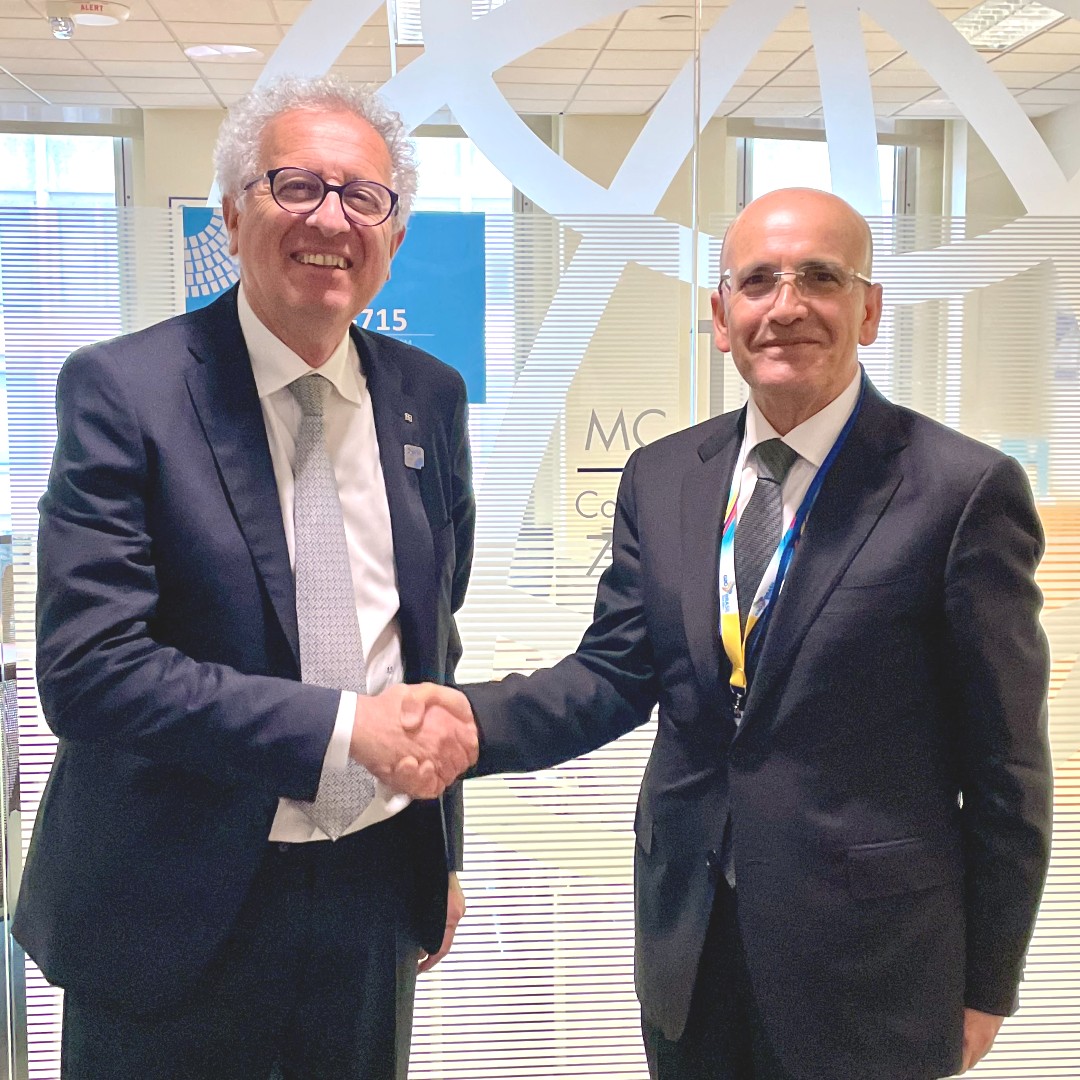Insightful discussion between ESM MD @pierregramegna and Finance Minister of Turkey, @memetsimsek, on risks pertaining to global geopolitical tensions. #ESMeuro #IMFmeetings
