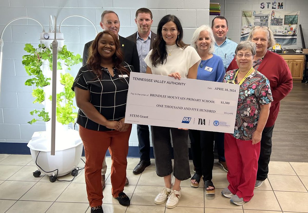 Brindlee Mountain Primary School received a grant from @TVAnews to purchase an aeroponic tower for Mrs. Talley's classroom.  We can't wait to serve the lettuce in the school cafeteria! 🥗 @AlabamaF2S @bmpslions