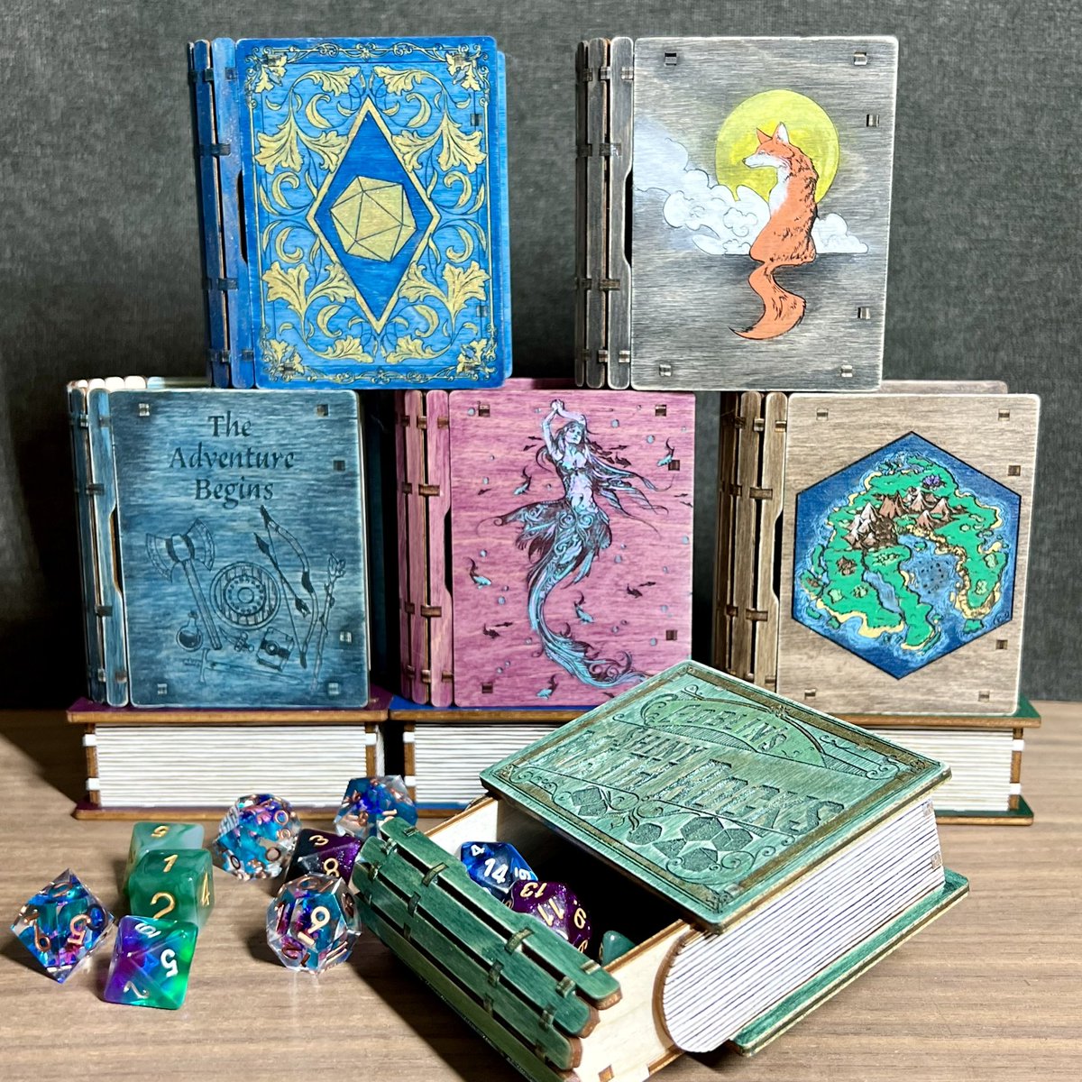 Painting your own little book of holding is the perfect way to personalize a box for your dice! Let me tell you some different ways to add your own flair! 🧵