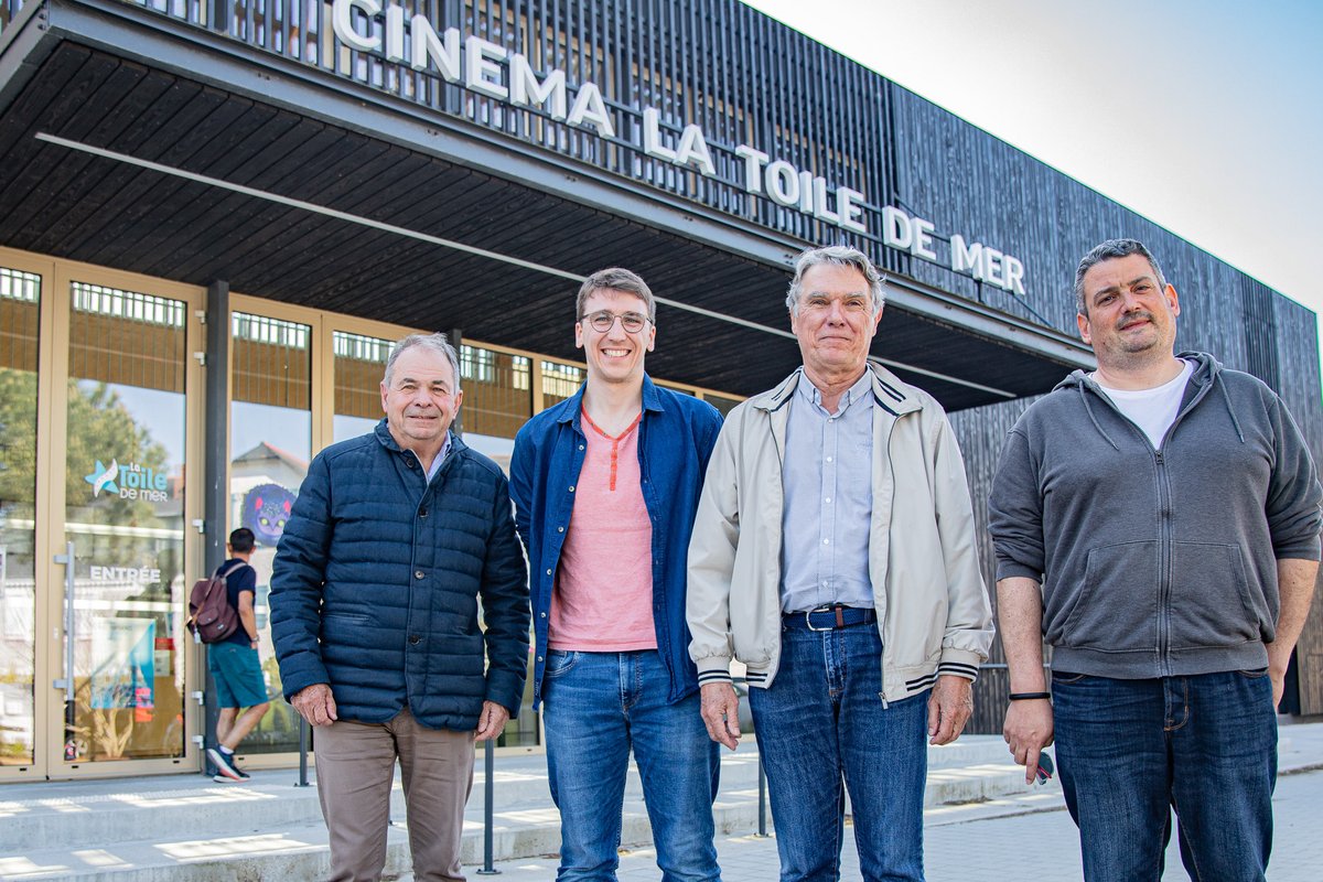 🎬 𝟏 𝐚𝐧 𝐞𝐭 𝐝𝐞́𝐣𝐚̀ 𝐜𝐨𝐦𝐦𝐞 𝐮𝐧 𝐠𝐫𝐚𝐧𝐝 Ce vendredi, le Cinéma La Toile de Mer soufflait sa première bougie, avec pour 🎁 1 bilan confirmant son succès : 45000 spectateurs, + de 2000 abonnés, et 130 bénévoles enthousiastes ! 👉 bit.ly/3JoG2LB