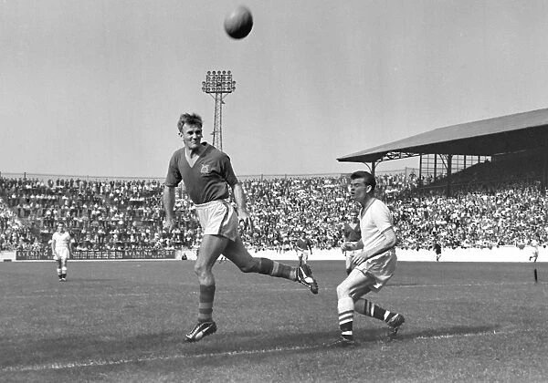 12. september 1959 - First Division
Leeds United 2 Chelsea 1
Don Revie heads the ball, with Chelseas Eric McMillan, right, at Elland Road.
#lufc #leeds #leedsutd #leedsunited #mot #ALAW