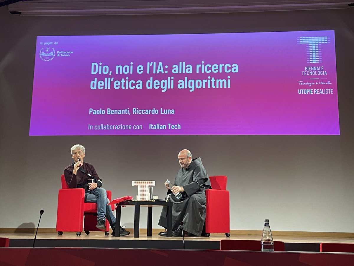 Sul palco dell’Aula Magna @RiccardoLuna e @paolobenanti a parlare di #etica e #intelligenzaartificiale per Biennale Tecnologia 2024 👇👇👇