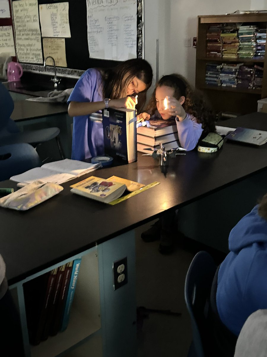 RRinaldi711's tweet photo. Science in the dark! Measuring light intensity at various angles. 🔦 📚 ☀️ @AEWrightMS @GATEatAEWright #lvusd https://t.co/bRgW55gReS