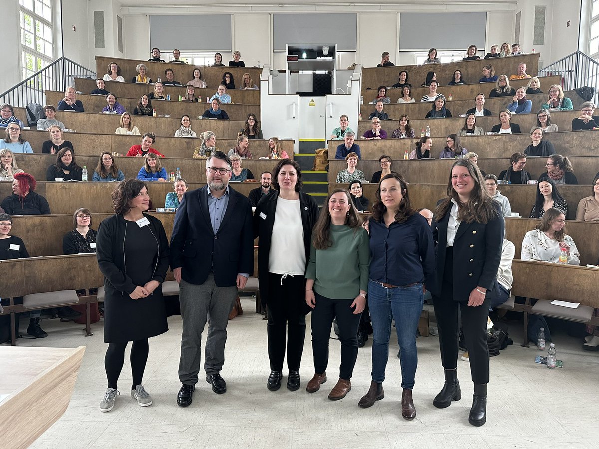 Voller Hörsaal, tolle Vorträge und intensiver Austausch in der Klinik für Psychiatrie @UKL_Leipzig heute bei der Jahrestagung der BAG „Kinder psychisch erkrankter Eltern“ von @janroscher, Wege e.V. und mir organisiert. Vielen Dank an alle!! 👍