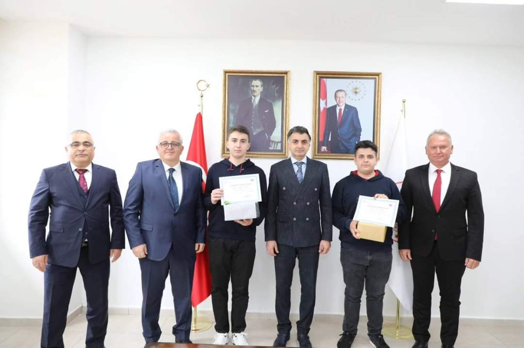 Gökhan Melikoğlu (@gmelikoglu) on Twitter photo Bakanlığımız <a href="/tcmeb/">Millî Eğitim Bakanlığı</a> Mes. ve Tek. Eğt. Gn. Müdürlüğü tarafından düzenlenen "Sıfır Atıkla Sanat Yarışması"nda dereceye giren öğrencilerimiz, İl Millî Eğitim Müdürümüz <a href="/mfvargeloglu/">MEHMET FATİH VARGELOĞLU</a> nu ziyaret etti. Sayın müdürümüz öğrencilerimizi tebrik etti. <a href="/TCOrduValiligi/">Ordu Valiliği</a>
<a href="/RHisarciklioglu/">Rifat Hisarcıklıoğlu</a> Bakanlığımız <a href="/tcmeb/">Millî Eğitim Bakanlığı</a> Mes. ve Tek. Eğt. Gn. Müdürlüğü tarafından düzenlenen "Sıfır Atıkla Sanat Yarışması"nda dereceye giren öğrencilerimiz, İl Millî Eğitim Müdürümüz <a href="/mfvargeloglu/">MEHMET FATİH VARGELOĞLU</a> nu ziyaret etti. Sayın müdürümüz öğrencilerimizi tebrik etti. <a href="/TCOrduValiligi/">Ordu Valiliği</a>
<a href="/RHisarciklioglu/">Rifat Hisarcıklıoğlu</a>
