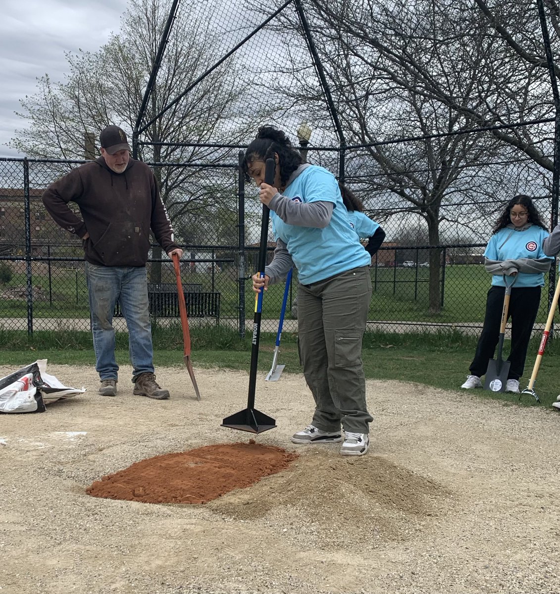 Cubs Charities held a #DiamondProject Field Maintenance Workshop at Hanson Park to share tricks of the trade with Prosser High School baseball and softball players! Thank you @sportsfieldsinc and @wendylvasquez ⚾🥎🌟
