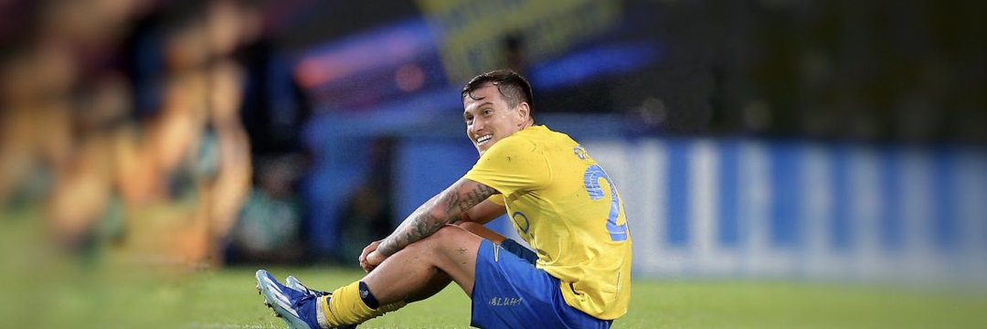 اللي يلوم القلب في حُب النصر
كأنه يلوم الأرض في حُب المطر💛💛.